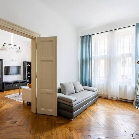 Spacious Apartment With Balcony At Wenceslas Sq Прага Екстериор снимка