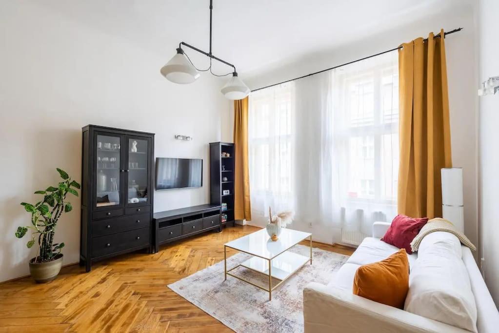 Spacious Apartment With Balcony At Wenceslas Sq Прага Екстериор снимка