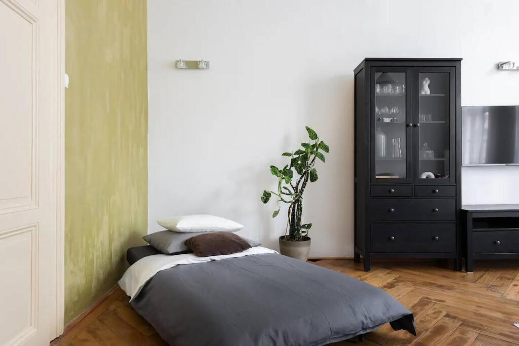 Spacious Apartment With Balcony At Wenceslas Sq Прага Екстериор снимка