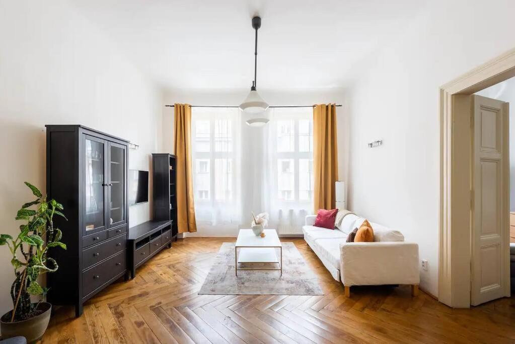 Spacious Apartment With Balcony At Wenceslas Sq Прага Екстериор снимка