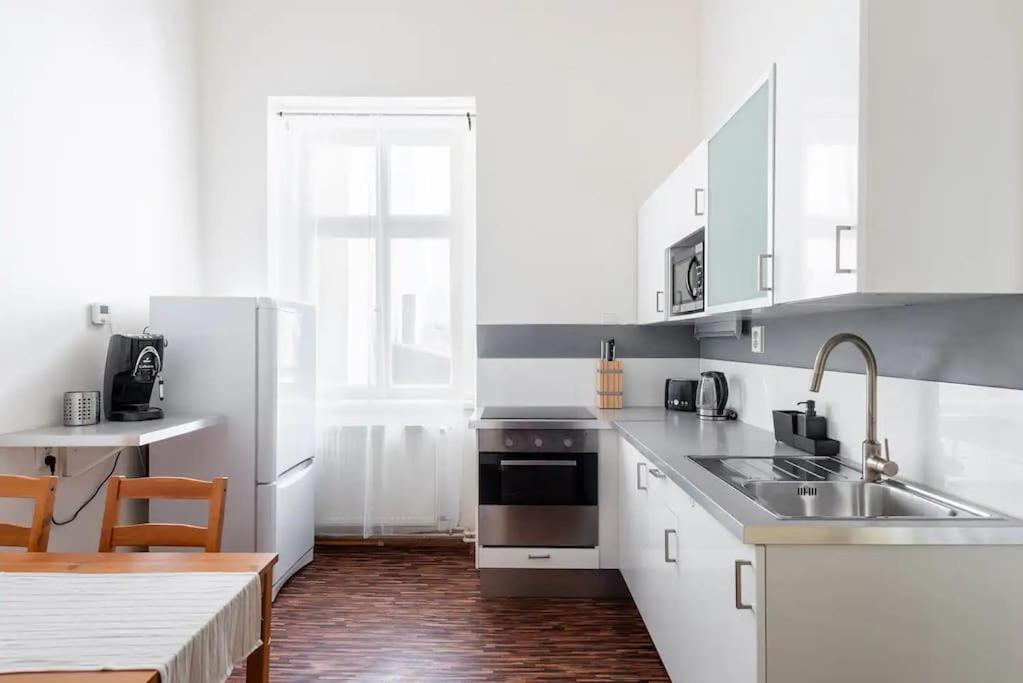 Spacious Apartment With Balcony At Wenceslas Sq Прага Екстериор снимка