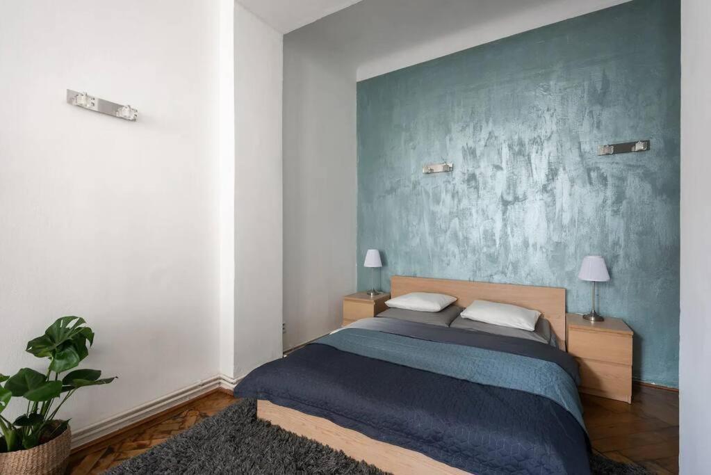 Spacious Apartment With Balcony At Wenceslas Sq Прага Екстериор снимка