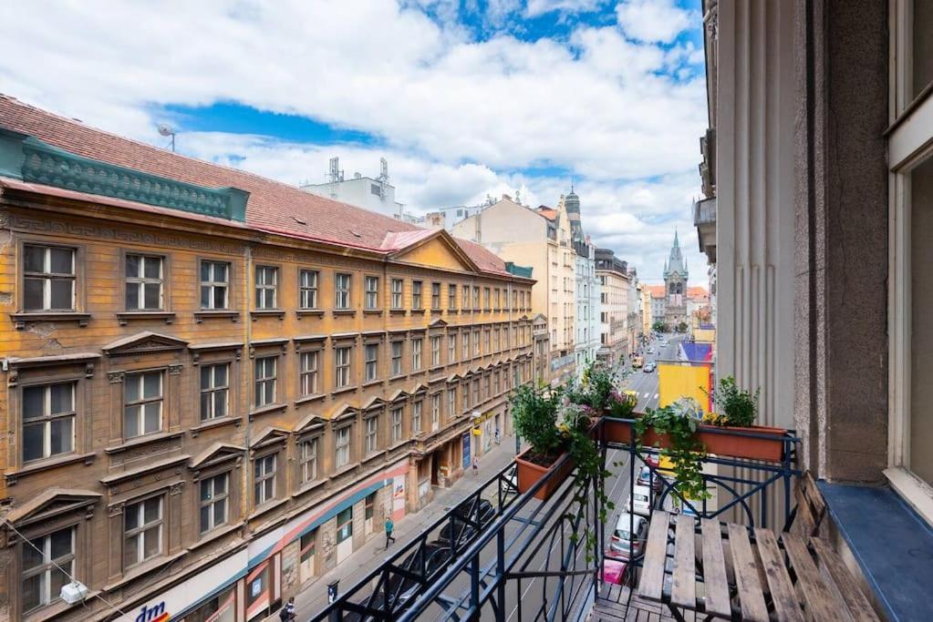 Spacious Apartment With Balcony At Wenceslas Sq Прага Екстериор снимка