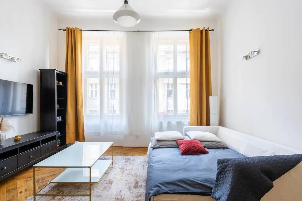 Spacious Apartment With Balcony At Wenceslas Sq Прага Екстериор снимка
