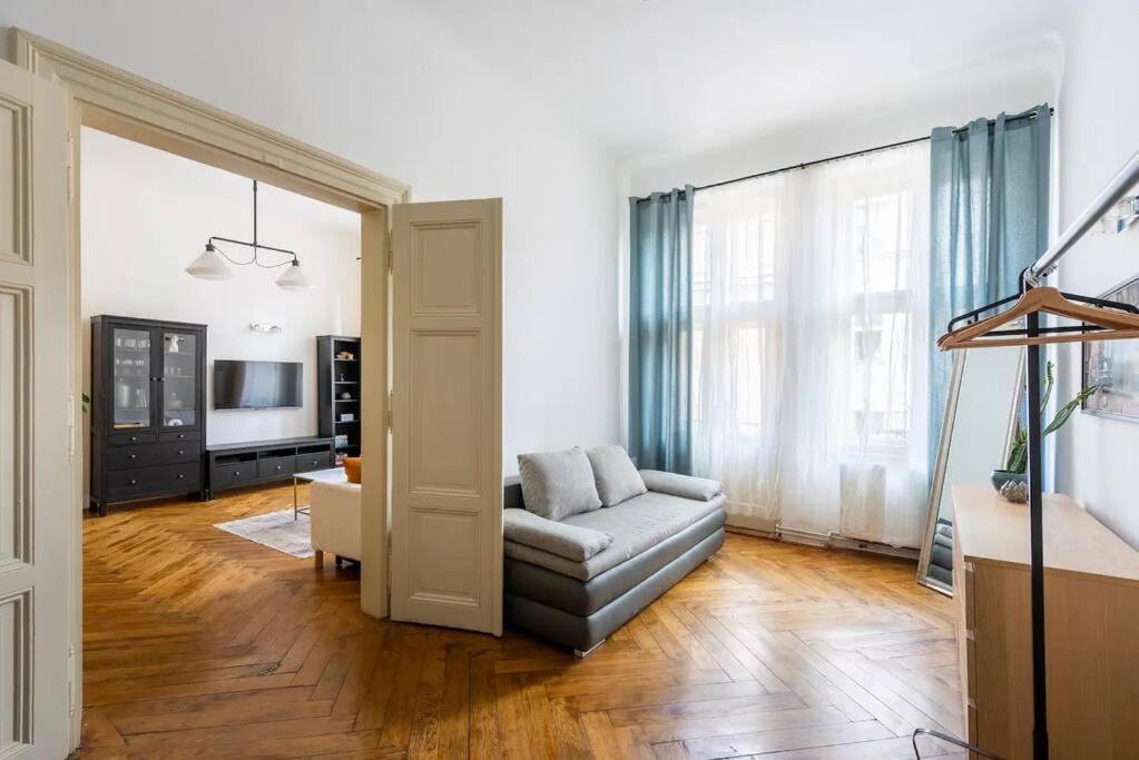 Spacious Apartment With Balcony At Wenceslas Sq Прага Екстериор снимка