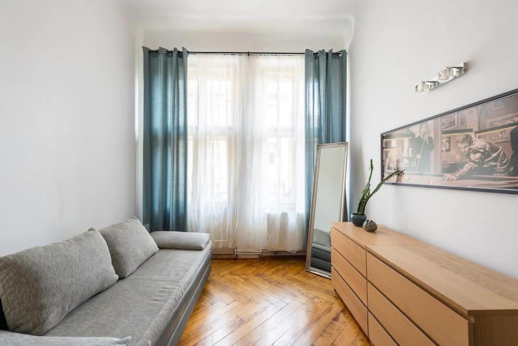 Spacious Apartment With Balcony At Wenceslas Sq Прага Екстериор снимка